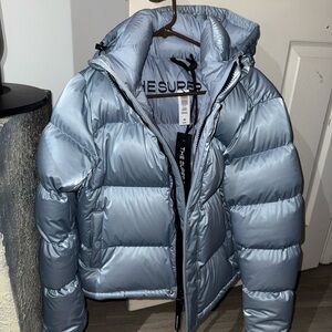 NWT Aritizia The Super Puff Liquid Shine Puffer Jacket in Dune Blue M